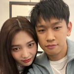 크러쉬 "조이 <b>덕분</b>에 웃게 되는 날 많아져, 예쁘게 봐주길"...