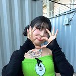 크러쉬 레드벨벳 조이, 파격적 크롭탑룩..납작배+<b>한줌</b>허리로 시선압도