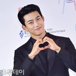 [댓글부탁해] 옥택연, <b>에펠</b>탑 커플 사진→내년 결혼 깜짝 발표 "오랜...