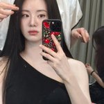 “<b>유리알</b> 눈빛 머금은 셀카”…신시아, 대기실 정적→블랙 시크 감각