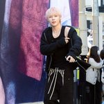 [사진]앤팀 니콜라스, '추워서 입어야겠어'