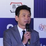 [포토] <b>인사말</b> 하는 황정민