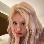 [모두드루와] 전소미, 무심한 침대 셀카도 압도적…흘러내린 금발에...