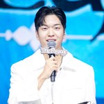 [드루와] [포토] 유재필, 아홉 컴백 쇼<b>케이스</b> 진행