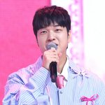 [댓글부탁해] [포토S] 유재필, '옷에 <b>리본</b> 달고'