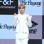 [포토] 아홉 박<b>주원</b>, 핑크빛 손인사