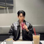 광고주 반할 수밖에 없는 100점 모델…얼굴 <b>도배</b>된 카페서 찰칵