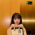 <b>블랙핑크</b> 지수, 각진 턱 없어졌다…달라진 얼굴로 또 CEO 마음...