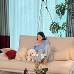 느긋한 여유가 번졌다”…기은세, 가을 오후→반려견과 <b>소파</b> 속 온기