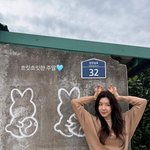 “흐릿흐릿한 주말”…박한별, 담벼락 앞 편안한 미소→잔잔한 일상...