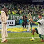 K리그1 우승컵이 결혼 선물!…'예비신랑' 송민규, 곽민선 아나운서에...