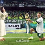 [드루와] [포토]곽민선과 결혼 앞둔 송민규, <b>우승</b> 트로피를 그대에게!
