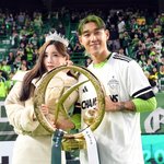 [포토]우승 트로피 든 예비 부부 <b>전북</b> 송민규와 곽민선 아나운서