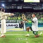 [드루와] [포토]<b>전북</b> 송민규, 우승 트로피로 곽민선 아나운서에게...
