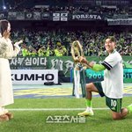 [드루와] [포토]<b>전북</b> 송민규, 결혼 약속 곽민선 아나운서에게 우승...