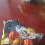 초콜릿 먹으려궁 <b>거실</b>에서 먹어야해