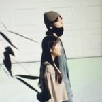 <b>정국이</b> 손을 잡고 집으로 데려가는 여자는 누구야? 여자친구야?