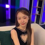 “고요히 스며온 <b>미소</b>”…방민아, 블랙 벨벳 속→여운 깊은 밤