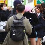 '<b>구름</b>떼 팬들에 둘러싸인 이즈나 유사랑'