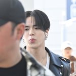 트레저 윤재혁, 휘파람 불며 공항 <b>런웨이</b> [포토엔HD]