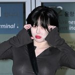 현아, 마카오 워터밤 떠나며 ‘<b>레드립</b> 윙크 볼하트’ [포토엔HD]