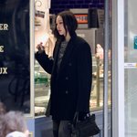 파리 중심에서 포착된 노윤서·애니, <b>손끝</b> 스타일이 달랐다