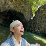 김세정, 상투 틀어도 숨길 수 없는 미모…<b>미소</b>까지 완벽