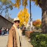 여유로운 가을 산책…모자 사이 드러난 '<b>삭발</b>' 눈길 [해시태그]