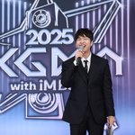 [포토]유재필, <b>KGMA</b> 둘째날 레드카펫 유쾌하게 시작합니다