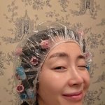 송윤아, 설경구 놀랄 셀프 펌 도전…헤어캡+<b>민낯</b>에도 여신 미모