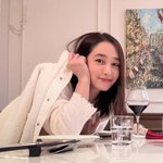 이민정 세월 비껴간 <b>미모</b>…와인과 찰칵