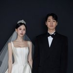 <b>박소현</b> 아나, 고수진과 웨딩화보 공개…"게임으로 만난 인연"...
