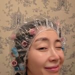 얼굴이 52세라고?"…송윤아, <b>민낯</b>으로 셀프 파마하며 '초동안...