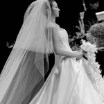 김옥빈, 비공개 결혼식 현장 공개…우아한 <b>미모</b>로 눈길 사로잡아