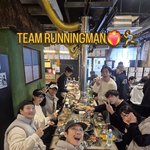 [드루와] ‘런닝맨’ <b>단체</b> 회식서 송지효만 쏙 빠졌다? “지각했다”...