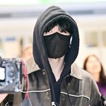 [드루와] [현장포토] "눈만 봐도, 설렘"…정국, <b>올블랙</b> 시크