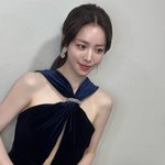 한지민 벨벳 드레스도 어울려…<b>뚜렷</b> 이목구비