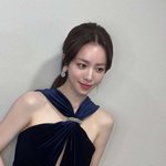 한지민, 청룡 안방마님 포스…<b>절개</b> 드레스 입고 뽐낸 우아美