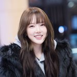 ‘팬레터 받고 활짝 핀 햇살 미소’ (김포공항 출국) [<b>HD</b>포토]