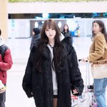 ‘지나가던 관광객도 돌아보게 만드는 <b>초미녀</b> 비주얼’ (김포공항 출국)...