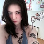 한<b>소희</b>, 수천만원 들여 지운 타투가 다시 몸에…골반+어깨에 '빼꼼'...