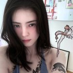 한소희, 가슴·팔·허리 가득 타투…힙한 표정까지 [<b>N샷</b>]