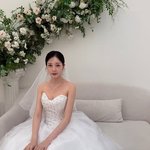 윤채경, '싱글<b>대디</b>' 이용대 열애설 후 깜짝 '웨딩드레스 자태'...