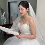 열애설' 윤채경, 웨딩 드레스 자태 공개..<b>완벽</b>한 새 신부[스타이슈]