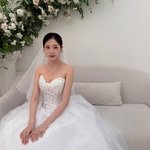 이용대와 열애설 후…에이프릴 윤채경, 웨딩드레스 자태 공개