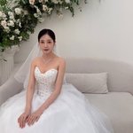 ‘이용대 열애설’ 윤채경, <b>순백</b>의 웨딩드레스 자태