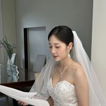 '이용대 열애설' 윤채경, 웨딩드레스 자태 공개 "내가 떠난 뒤"...