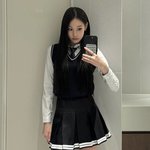 애니, 아이비리그 출신의 교복 차림..<b>단정</b>한 미모 눈길[스타IN]