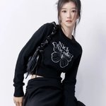 '169cm 43kg' 극강 몸매…<b>올블랙</b> 패션으로 '독보적 아우라'...