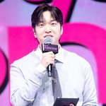 [포토] 유재필, 리센느 컴백 쇼<b>케이스</b> 진행